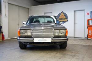 Image 6/36 de Mercedes-Benz 280 E (1982)