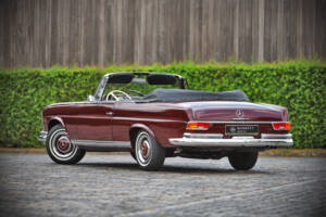 Immagine 3/71 di Mercedes-Benz 220 SE b (1961)