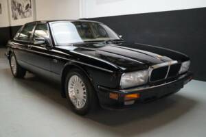 Image 2/47 of Jaguar XJ12 6.0 (1994)