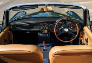 Image 17/28 of Aston Martin DB 6 Mk II Volante (1970)