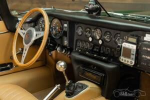 Image 14/19 of Jaguar E-Type (1970)
