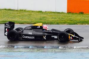 Bild 10/28 von Tyrrell 017 (1988)