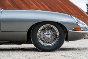 Image 33/34 de Jaguar E-Type (1968)