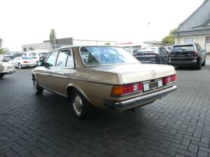 Image 6/19 of Mercedes-Benz 200 (1983)