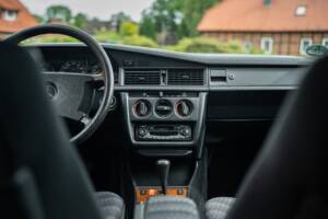 Bild 29/74 von Mercedes-Benz 190 E (1990)