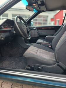 Image 9/29 of Mercedes-Benz E 200 (1995)