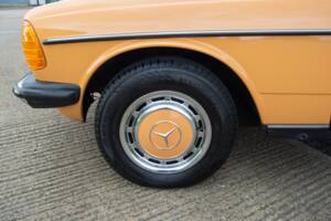 Image 24/32 of Mercedes-Benz 250 (1978)