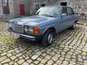 Image 5/23 of Mercedes-Benz 230 E (1984)