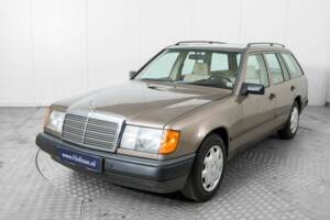 Image 17/50 of Mercedes-Benz 300 TD (1986)