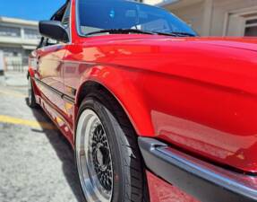 Immagine 23/50 di BMW 320i (1989)