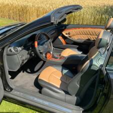 Image 2/46 of Mercedes-Benz CLK 320 (2003)