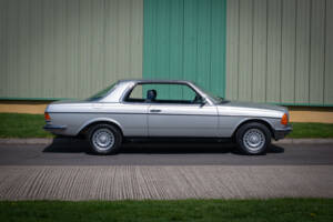 Bild 4/28 von Mercedes-Benz 230 CE (1984)