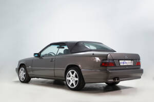 Image 8/33 of Mercedes-Benz 300 CE-24 (1992)