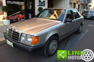 Image 1/10 de Mercedes-Benz 200 (1986)