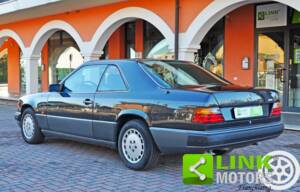 Bild 3/10 von Mercedes-Benz 300 CE (1990)