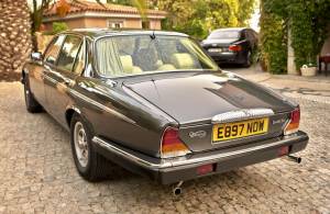 Image 4/50 of Jaguar XJ 12 (1988)