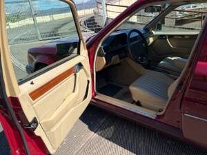 Image 17/50 of Mercedes-Benz E 200 (1993)