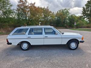 Image 5/20 of Mercedes-Benz 200 T (1983)