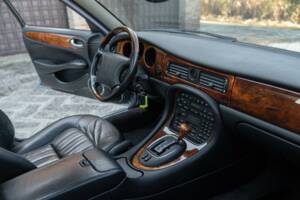 Bild 31/50 von Jaguar XJ 8 Executive (1997)