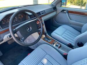 Immagine 13/18 di Mercedes-Benz 230 CE (1991)