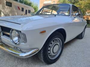 Image 14/39 of Alfa Romeo Giulia GT 1300 Junior (1970)