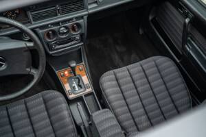 Bild 33/74 von Mercedes-Benz 190 E (1990)