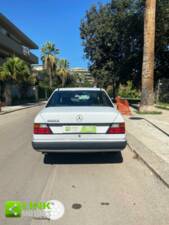 Bild 5/48 von Mercedes-Benz 200 E (1991)