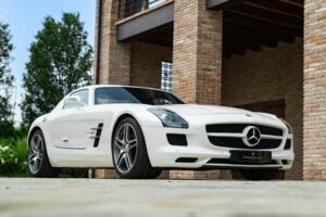 Image 14/50 of Mercedes-Benz SLS AMG (2010)
