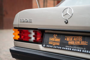 Image 13/77 de Mercedes-Benz 190 E 2.3 (1988)