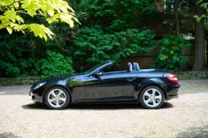 Image 35/50 of Mercedes-Benz SLK 350 (2004)