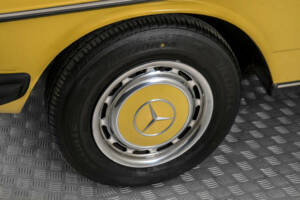 Image 25/50 of Mercedes-Benz 240 TD (1982)