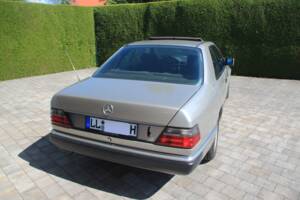 Bild 12/16 von Mercedes-Benz 230 CE (1990)