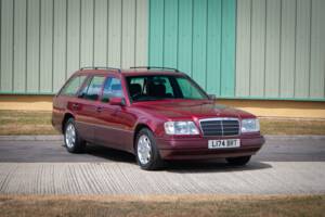 Bild 8/28 von Mercedes-Benz E 320 T (1993)
