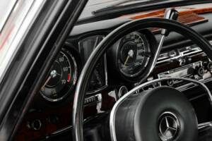 Image 18/49 de Mercedes-Benz 280 SE (1970)