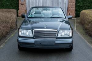 Bild 3/8 von Mercedes-Benz E 220 (1994)