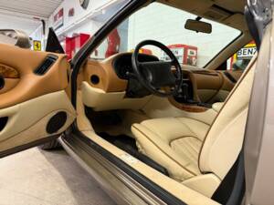 Immagine 7/17 di Aston Martin DB 7 Volante (1998)