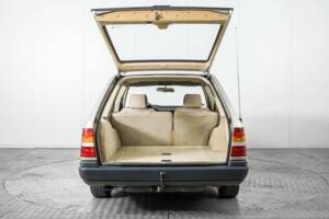 Bild 40/50 von Mercedes-Benz 230 TE (1987)