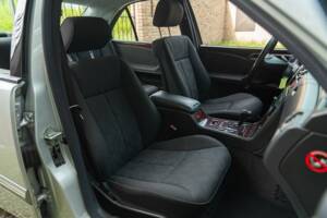 Image 25/50 de Mercedes-Benz E 430 (2000)