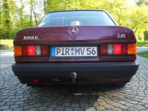Image 27/137 of Mercedes-Benz 190 E 1.8 Avantgarde &quot;Rosso&quot; (1992)