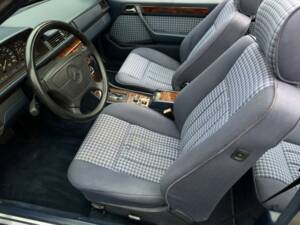Image 9/21 de Mercedes-Benz E 200 (1995)