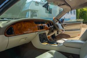 Image 24/50 of Jaguar XKR (2000)