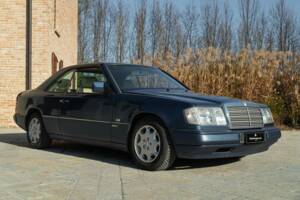 Image 2/50 of Mercedes-Benz 200 CE (1992)