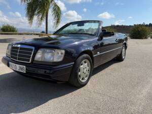 Image 2/30 of Mercedes-Benz E 200 "Final Edition" (1997)
