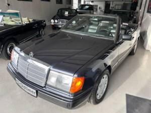 Image 8/28 of Mercedes-Benz 300 CE-24 (1993)