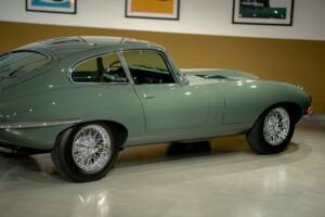 Image 14/50 of Jaguar E-Type 4.2 (1966)