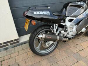 Image 15/18 of Yamaha FZR 400 (1998)