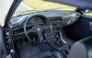 Immagine 22/35 di BMW 320i (1988)