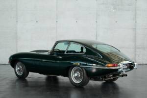 Image 14/50 de Jaguar E-Type (1970)