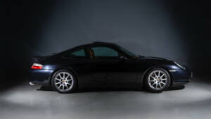 Image 1/35 de Porsche 911 Carrera 4 (2001)