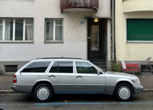 Image 4/11 of Mercedes-Benz E 300 Turbodiesel T (1996)